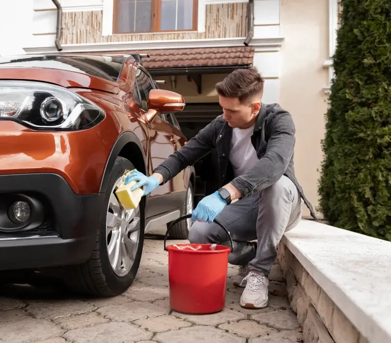 Lavage auto à domicile Cenves : professionnel intervenant sur un véhicule